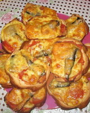 Горячие бутерброды со шпротами, помидором и сыром