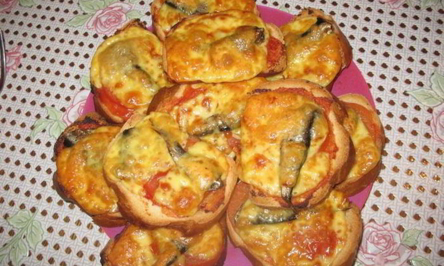 Рецепт горячие бутерброды со шпротами, помидором и сыром