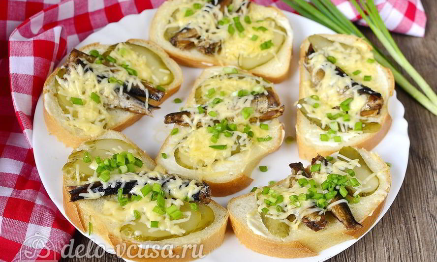 Рецепт горячих бутербродов со шпротами