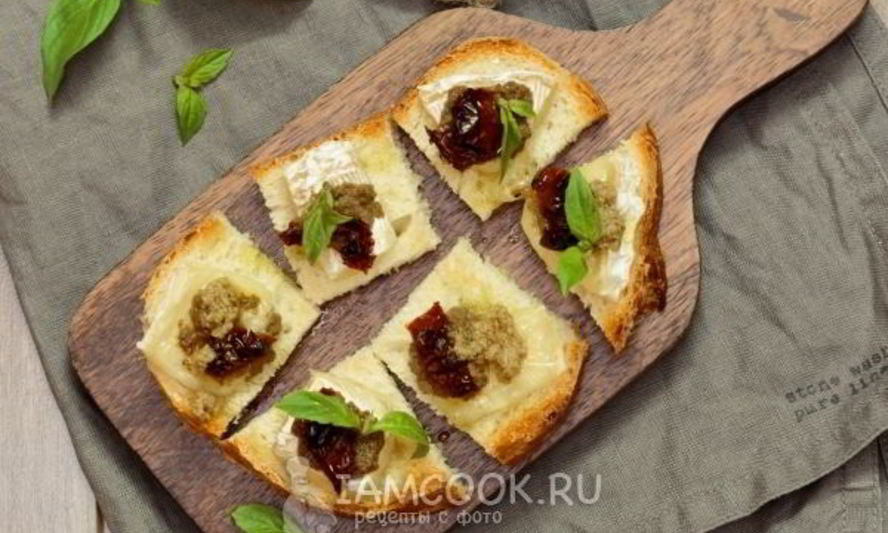 Рецепт мини-бутербродов с бри, тапенадой и вялеными помидорами