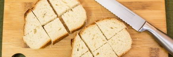 мини-бутерброды с бри, тапенадой и вялеными помидорами