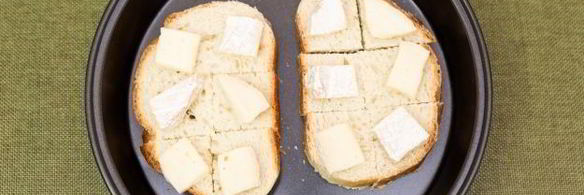 мини-бутерброды с бри, тапенадой и вялеными помидорами