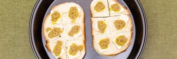 мини-бутерброды с бри, тапенадой и вялеными помидорами