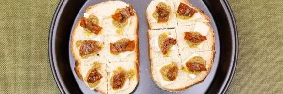 мини-бутерброды с бри, тапенадой и вялеными помидорами