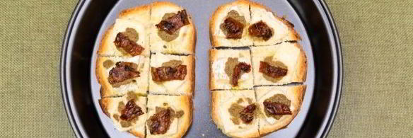 мини-бутерброды с бри, тапенадой и вялеными помидорами