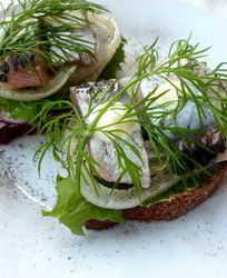 Бутерброды с селедкой