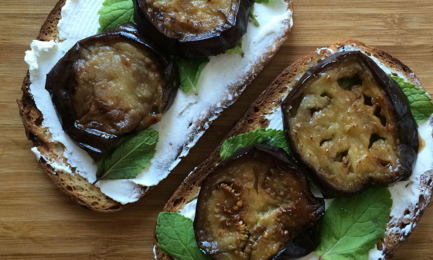 Рецепт утреннего бутерброда с козьим сыром, мятой и баклажаном