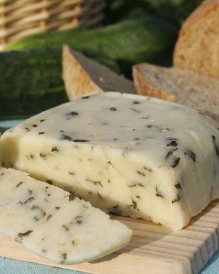 Домашний сыр с базиликом