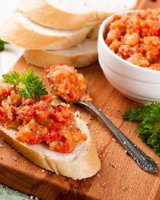 Баклажанная икра с помидорами и луком