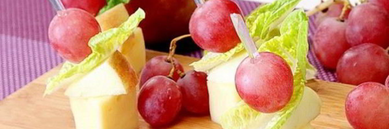 Канапе с сыром и виноградом