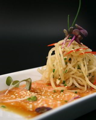 Карпаччо из филе лосося в имбирном маринаде с лапшой из дайкона