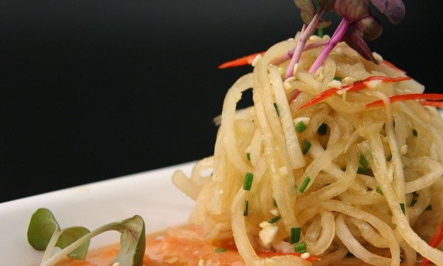 Рецепт карпачча из филе лосося в имбирном маринаде с лапшой из дайкона