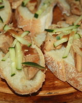 Кростини с огуречной соломкой и маринованной курицей с луковым дрессингом