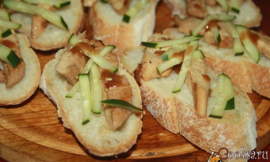 Рецепт кростини с огуречной соломкой и маринованной курицей с луковым дрессингом