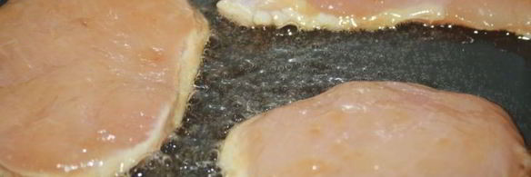 кростини с огуречной соломкой и маринованной курицей с луковым дрессингом