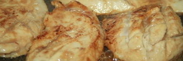 кростини с огуречной соломкой и маринованной курицей с луковым дрессингом