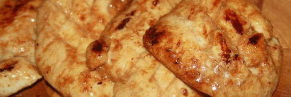 кростини с огуречной соломкой и маринованной курицей с луковым дрессингом