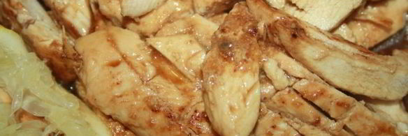 кростини с огуречной соломкой и маринованной курицей с луковым дрессингом