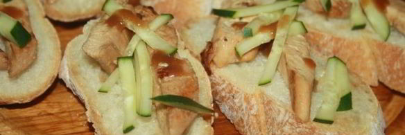 кростини с огуречной соломкой и маринованной курицей с луковым дрессингом