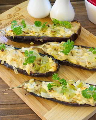 Лодочки из баклажанов с овощами