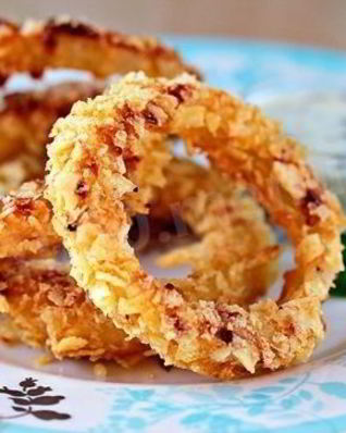 Луковые кольца в чипсах закуска к пиву и белому вину