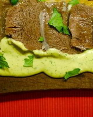 Маринованный язык с соусом тартар