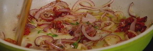 фриттата с сыром, тимьяном и вялеными помидорами