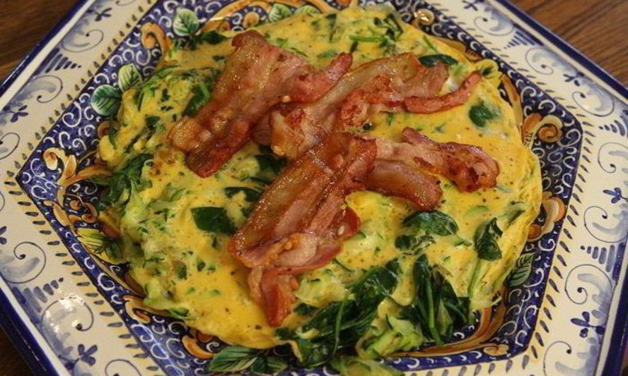 Рецепт фриттаты с цукини, беконом и шпинатом