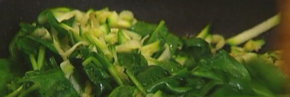 фриттата с цукини, беконом и шпинатом