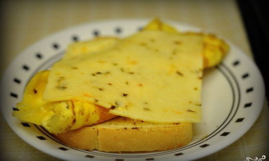 Рецепт омлета с хлебом и сыром