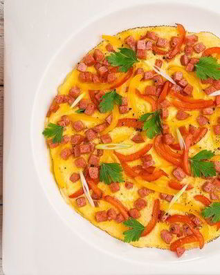 Омлет с колбасой и сладким перцем