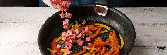 омлет с колбасой и сладким перцем