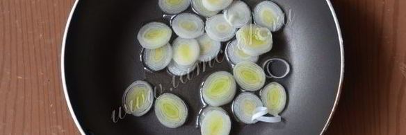 омлет с луком-пореем и кинзой