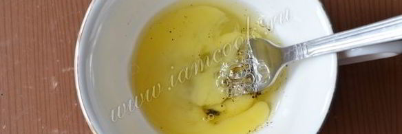 омлет с луком-пореем и кинзой