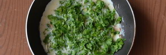 омлет с луком-пореем и кинзой