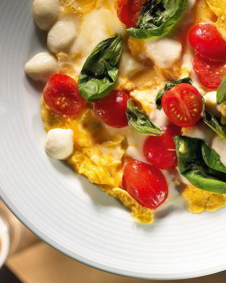 Омлет с моцареллой и помидорами