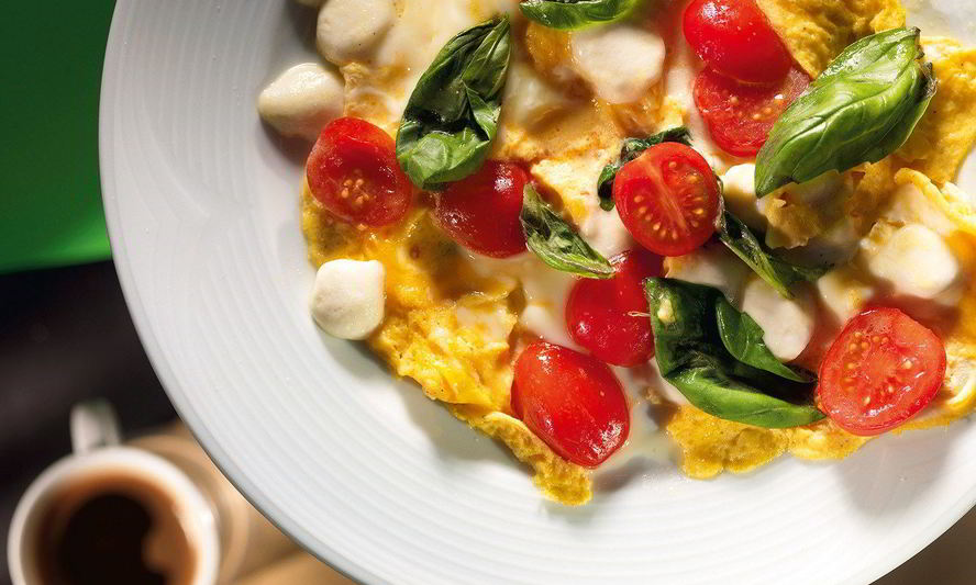 Рецепт омлета с моцареллой и помидорами