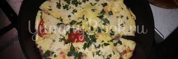 омлет с помидорами и беконом