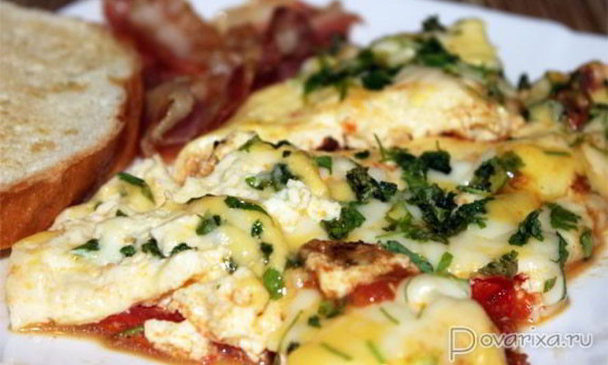 Рецепт омлета с помидорами и сыром