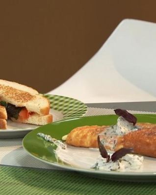 Сырный закрытый омлет с базиликовым сыром и сэндвич с сыром