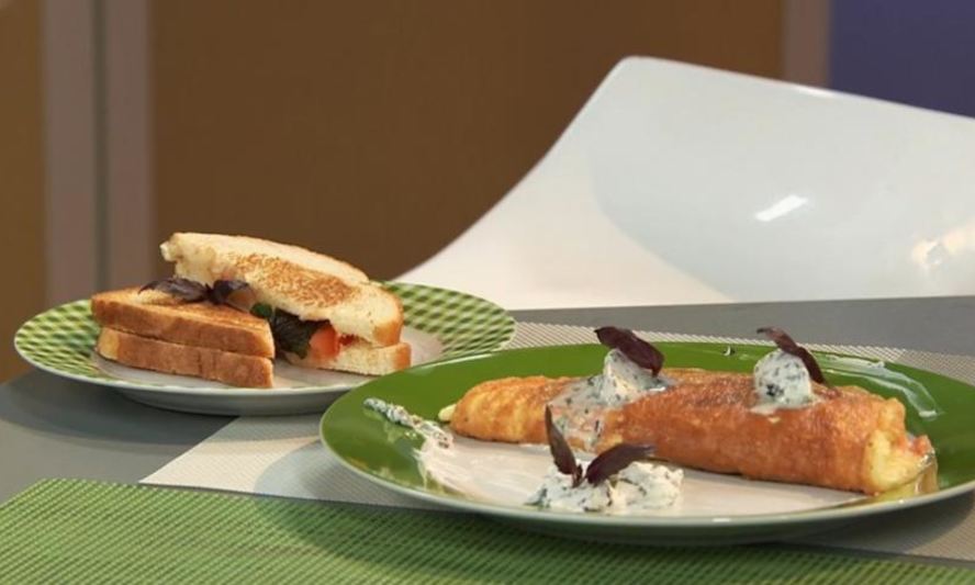 Рецепт сырного закрытого омлета с базиликовым сыром и сэндвич с сыром