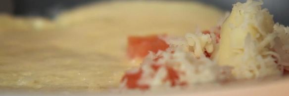 сырный закрытый омлет с базиликовым сыром и сэндвич с сыром