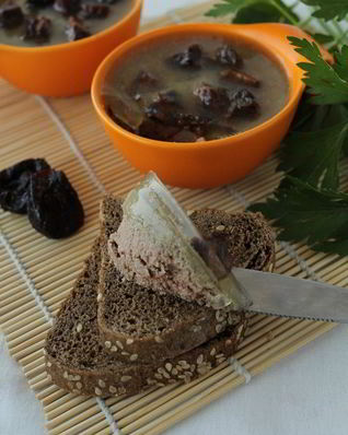 Паштет из куриной печени с черносливом