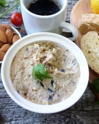 Паштет из запеченной скумбрии с чесноком