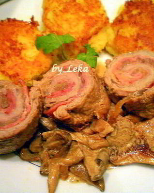 Мясные роллы в винно-грибном соусе