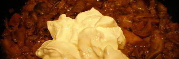 мясные роллы в винно-грибном соусе