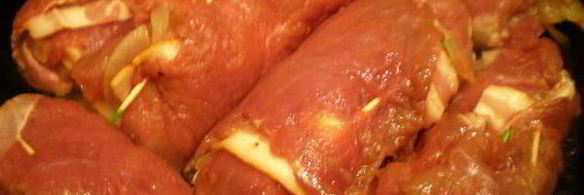 мясные роллы в винно-грибном соусе