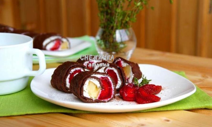 Рецепт омлетного шоколадного ролла с клубникой