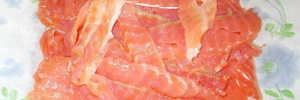 пшеничный ролл с форелью и зеленью