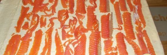 пшеничный ролл с форелью и зеленью